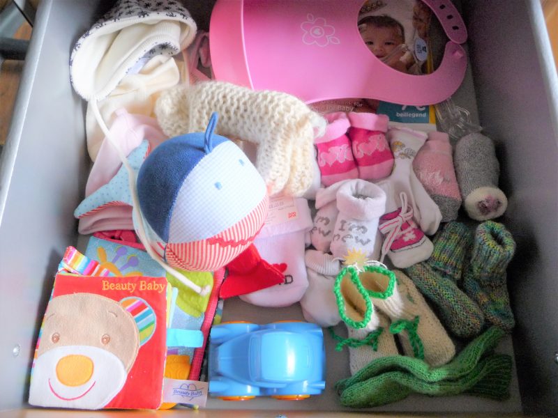 Schublade mit Babysachen