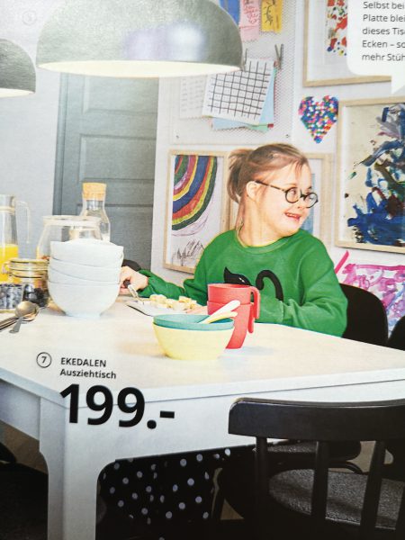 Foto aus Ikea-Katalog: Mädchen mit Down Syndrom