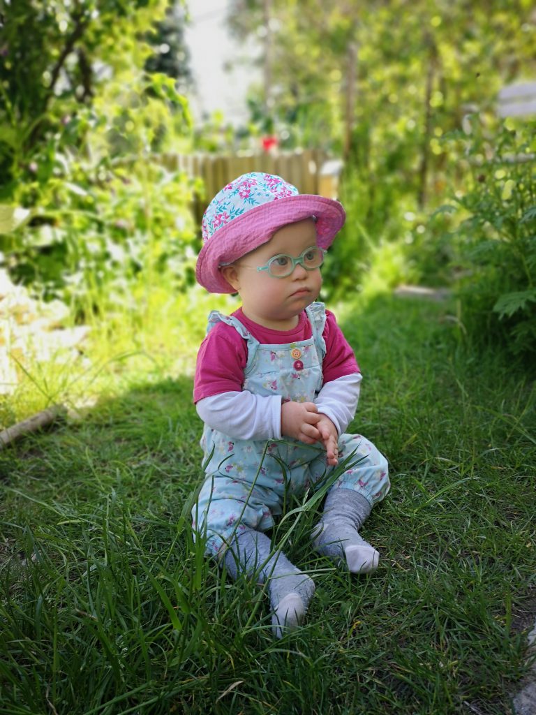 Baby im Garten