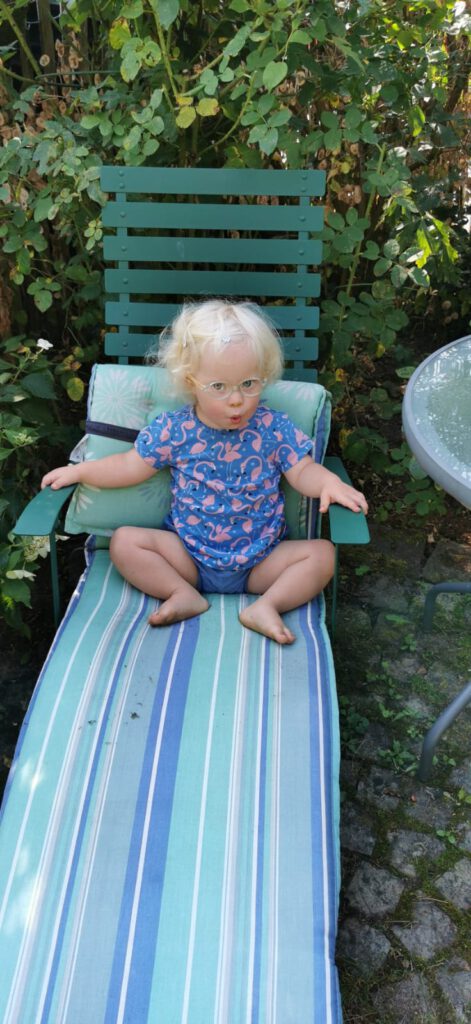 Ronja sitzt im Gartenstuhl