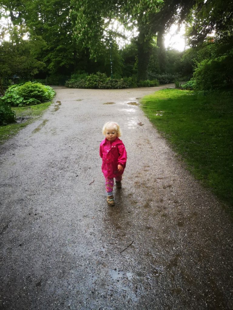 Ronja läuft auf einem Weg im Park