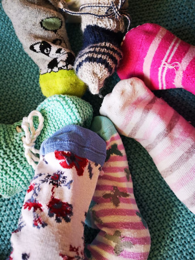 Verschiedenfarbige Socken - Das Symbol zum Welt-Down-Syndrom-Tag 2022