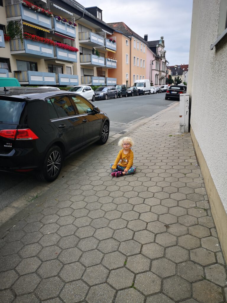 Ronja sitzt auf der Straße