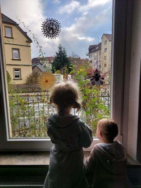 Ronja und ihr Bruder schauen aus dem Fenster